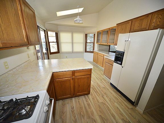 Kitchen, gas stove, brk nook