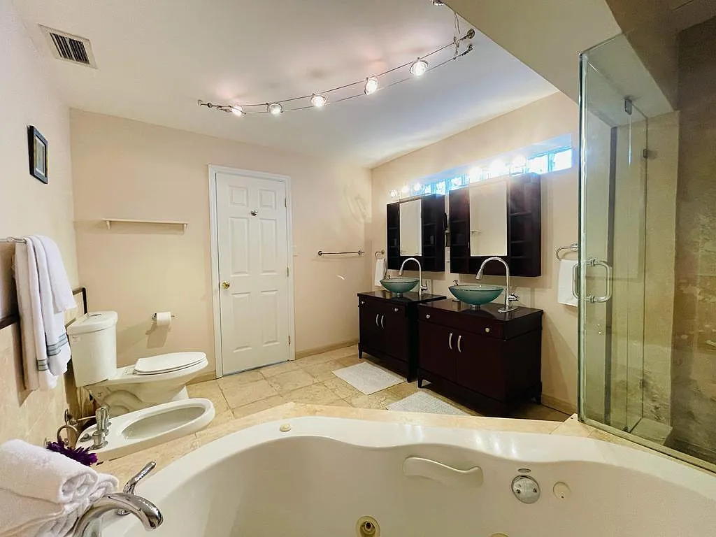 1143 Lincoln St — Photo 3