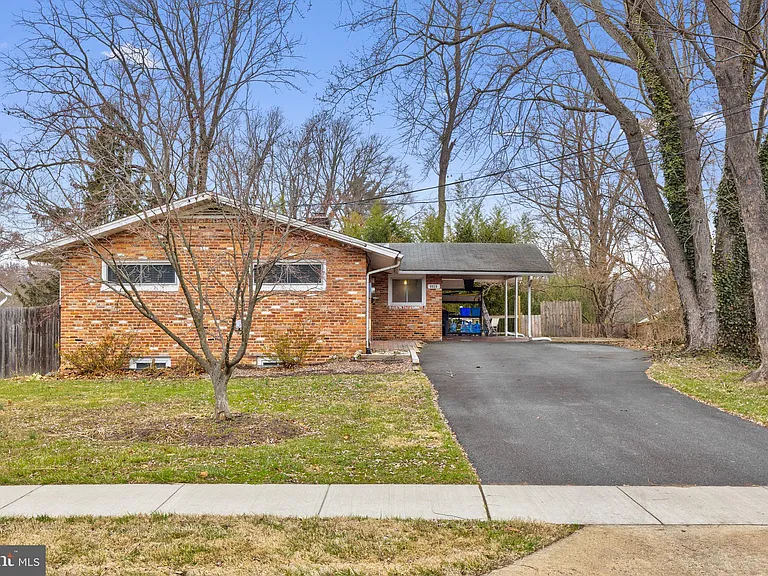 9920 Pinehurst Ave — Photo 2