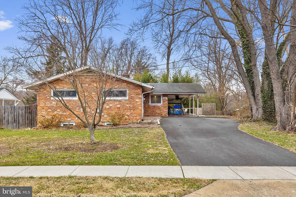 Building Photo - 9920 Pinehurst Ave