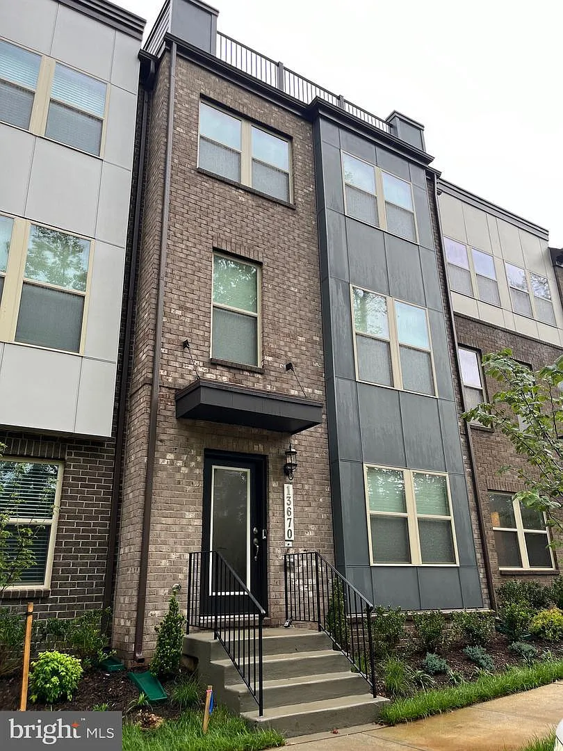 3 bed, 2326 sqft, $3,450 — Photo 1