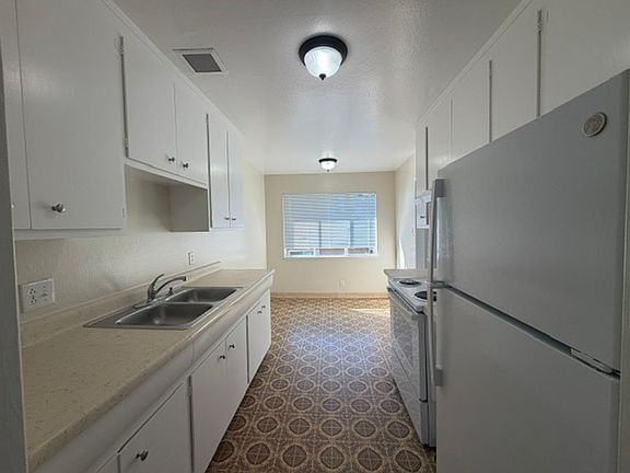 3rd image of 3610 Crestmoor Dr APT 4