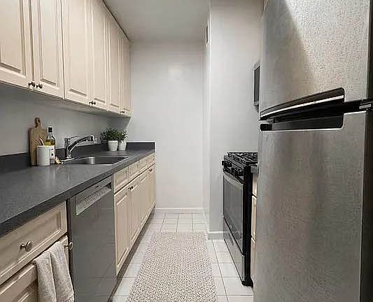 3rd image of 250 E 63rd St APT 210