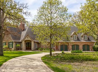 7S460 Donwood Dr W, Naperville, IL 60540