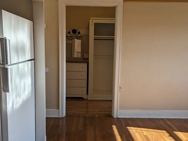 Nice Great room, Big walk in closet!