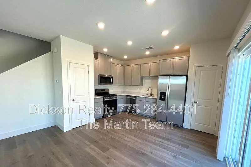 3 bed, 2.5 bath, 1324 sqft, $2,500 — Photo 3