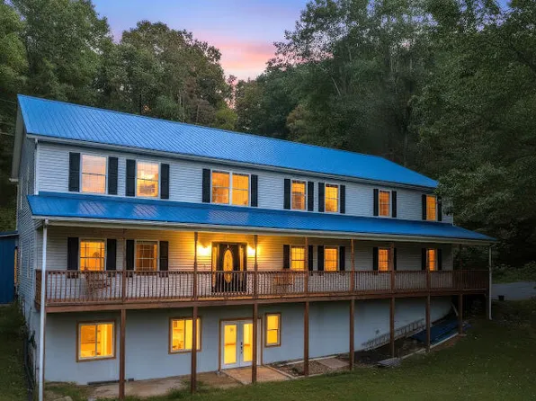 955 Wakefield Dr, Pounding Mill, VA 24637