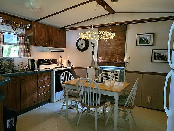 Cozy eat-in kitchen