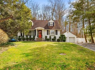 12 Winthrop Dr, Woodbury, NY 11797