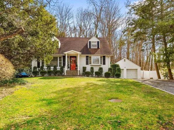 12 Winthrop Drive, Woodbury, NY 11797