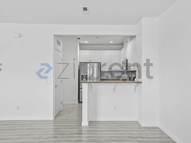 657 N Capitol Ave — Photo 13
