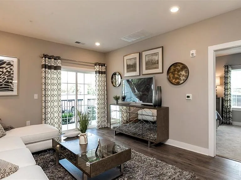 1021 Vanderbergh Blvd — Photo 2