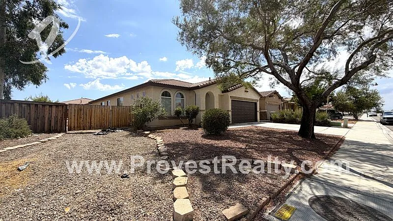 4 bed, 2.0 bath, 2200 sqft, $2,350 — Photo 3