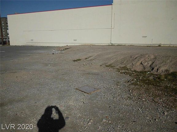 3rd image of 946 E Sahara Ave