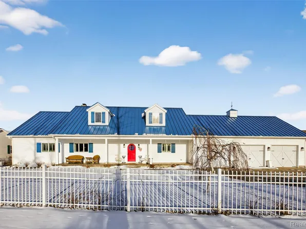 5110 Shorefront Ln, Port Hope, MI 48468