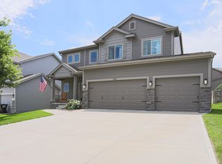 18607 Blackwalnut St, Omaha, NE 68136