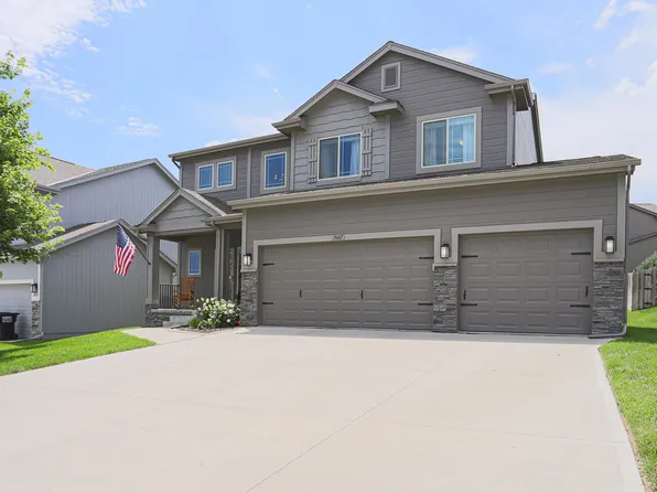 18607 Blackwalnut St, Omaha, NE 68136