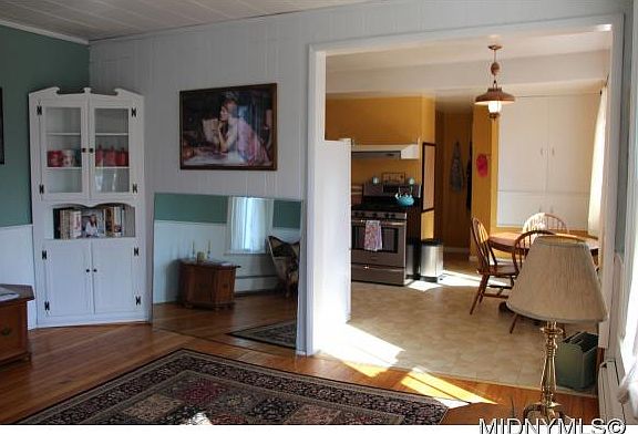 4th image of 2874 Oneida St