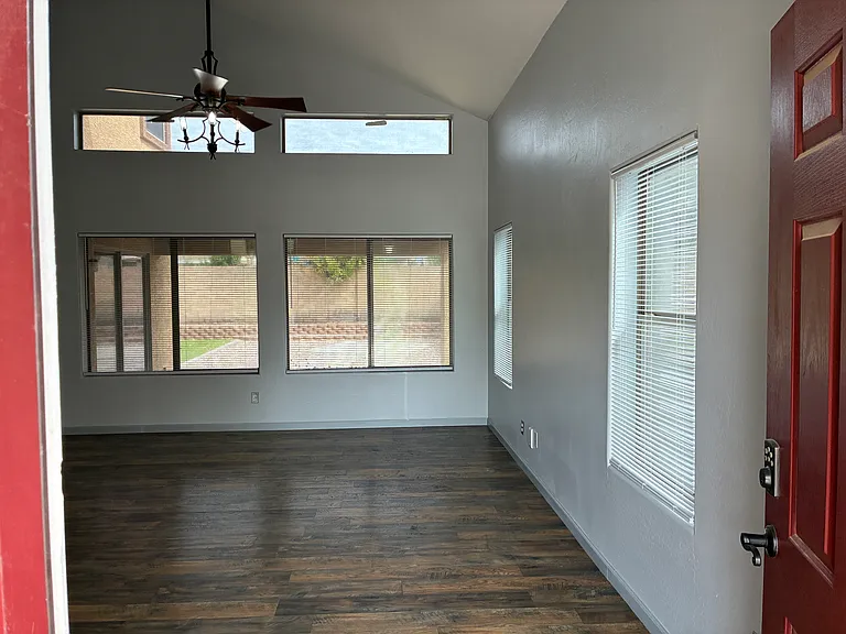 25550 W Pioneer St — Photo 4
