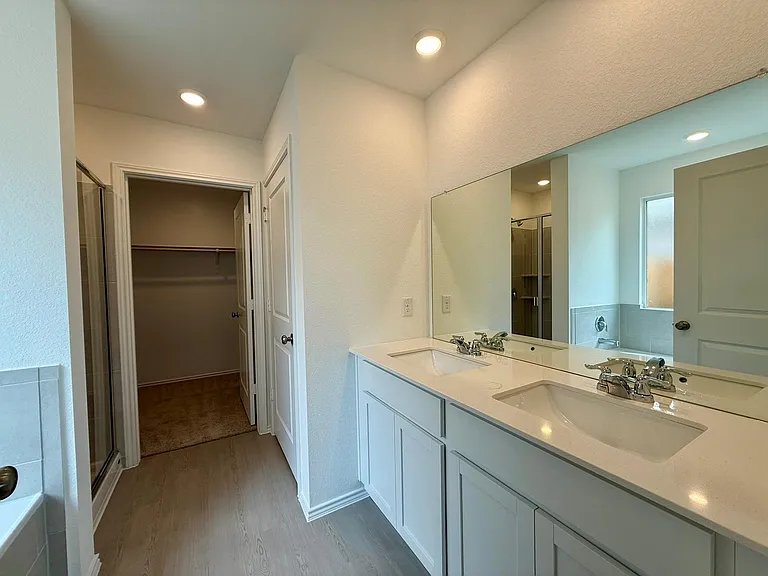 106 Camargue Dr — Photo 16