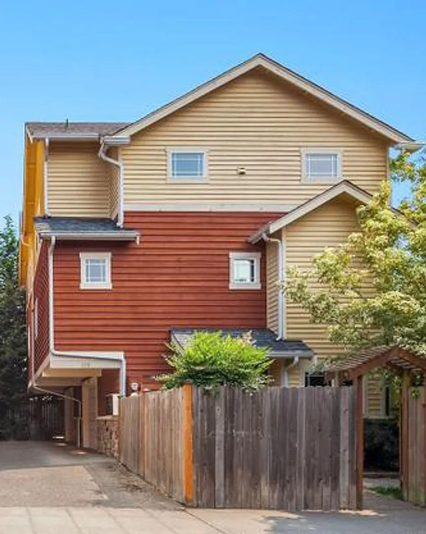Gorgeous 3bd/2.5bth Central District Townhome, $3,800/mo. — Photo 2