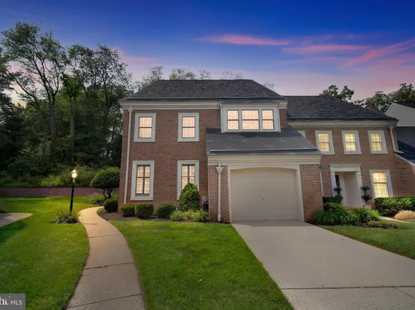 33 Foxwood Dr, Moorestown, NJ 08057