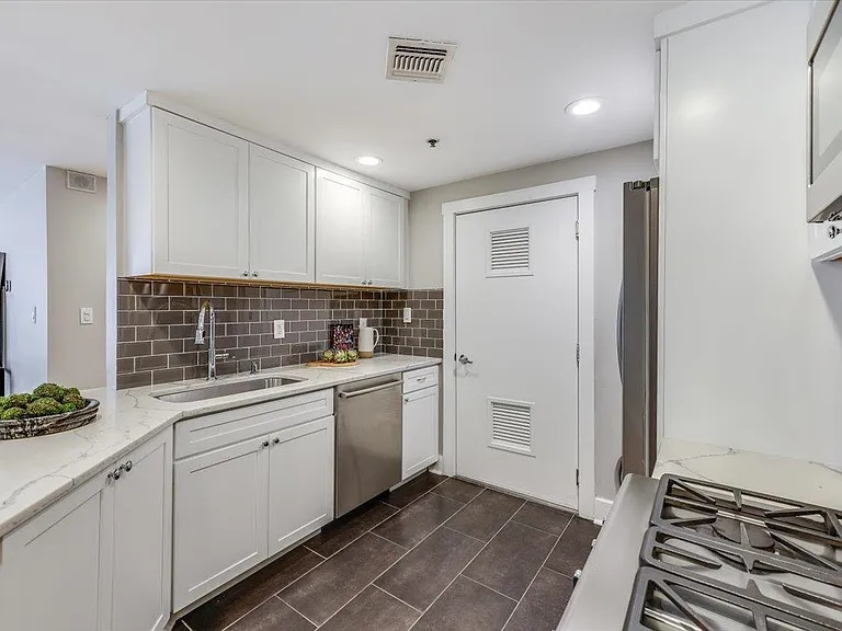 1100 Clinton St #101 — Photo 12