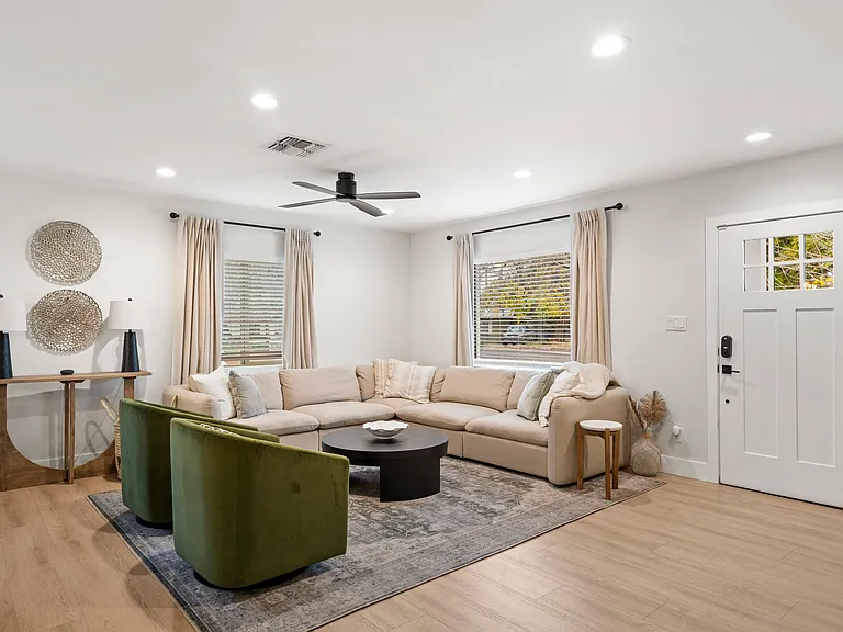 3515 E Piccadilly Rd — Photo 3