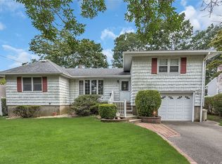 98 N Cedar St, Massapequa, NY 11758