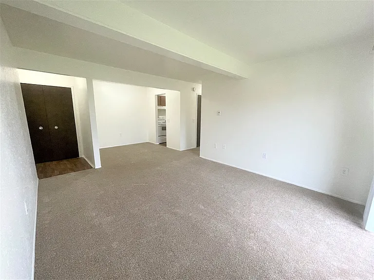 Windsor Place Apartments — Photo 39