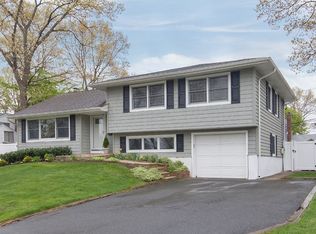 16 Mahan Rd, Old Bethpage, NY 11804