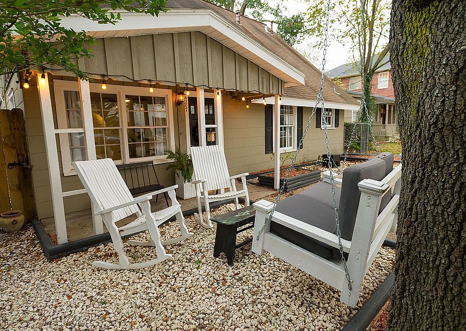 Outdoor sitting / swing area in front