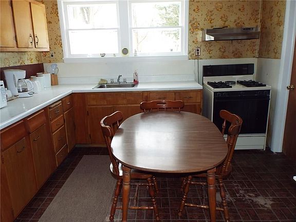 2nd image of 905 W Henley St