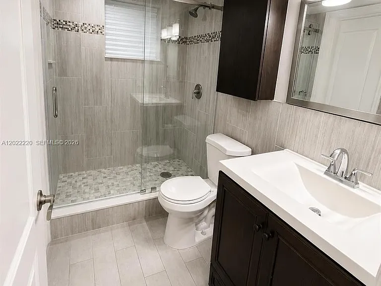 1635 W 44th Pl #311 — Photo 12