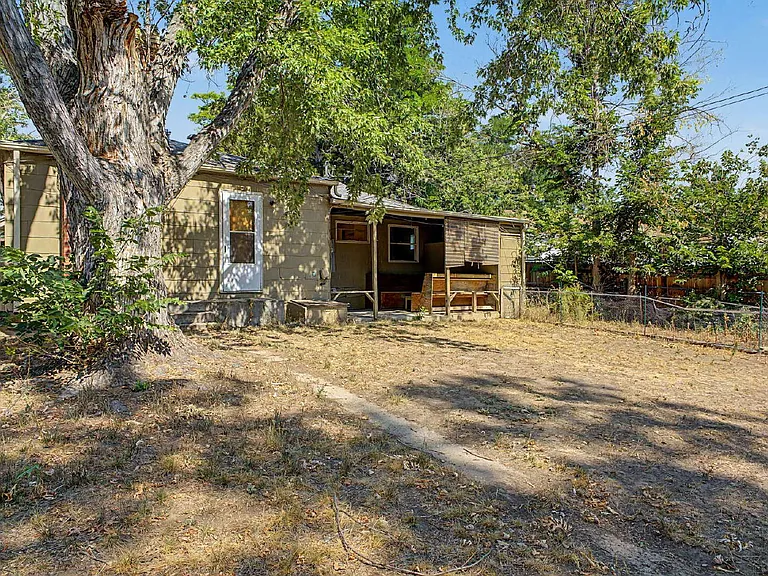 1230 S Grape St — Photo 32