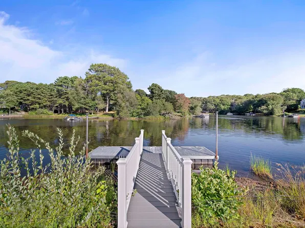 45 Pond Circle, Mashpee, MA 02649