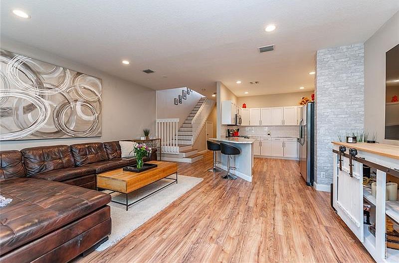 1st image of 806 SE 14th St #806