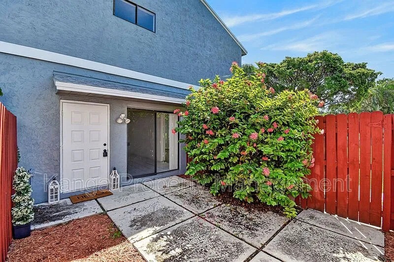 2 bed, 1.5 bath, 864 sqft, $1,900 — Photo 3