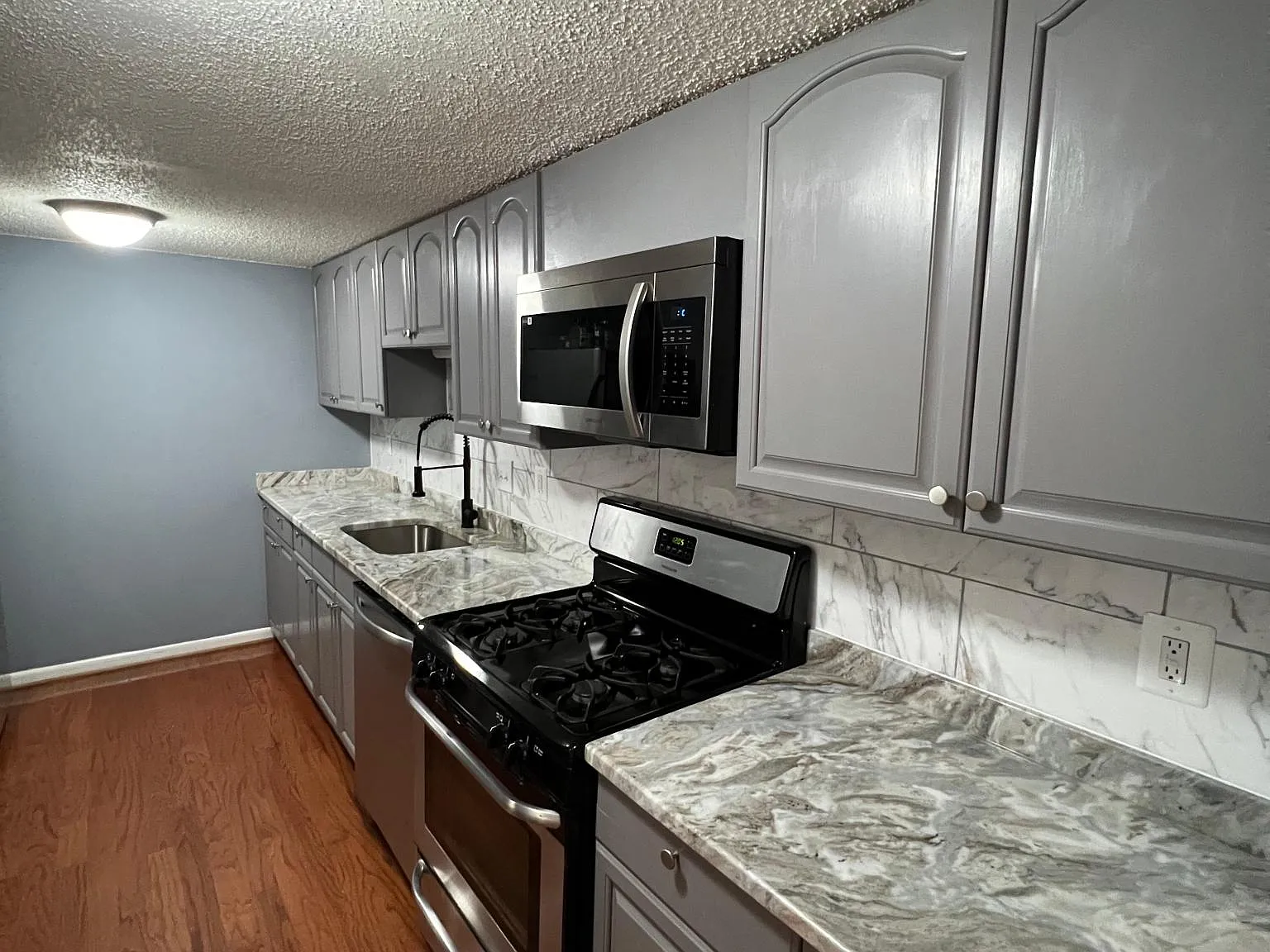 2 bed, 1073 sqft, $2,300 — Photo 2