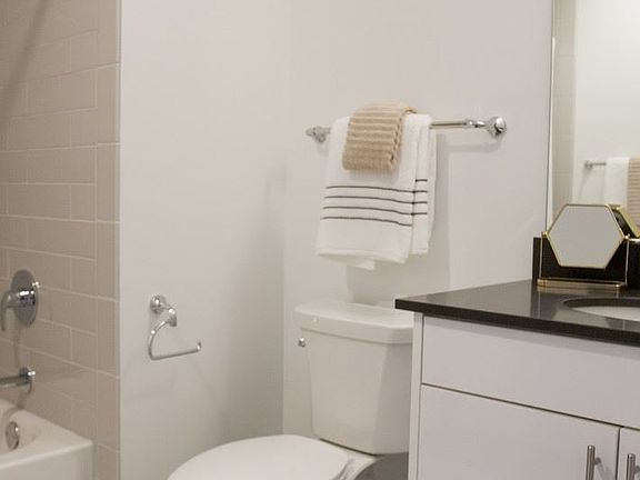 5th image of 501 N Milwaukee Ave
