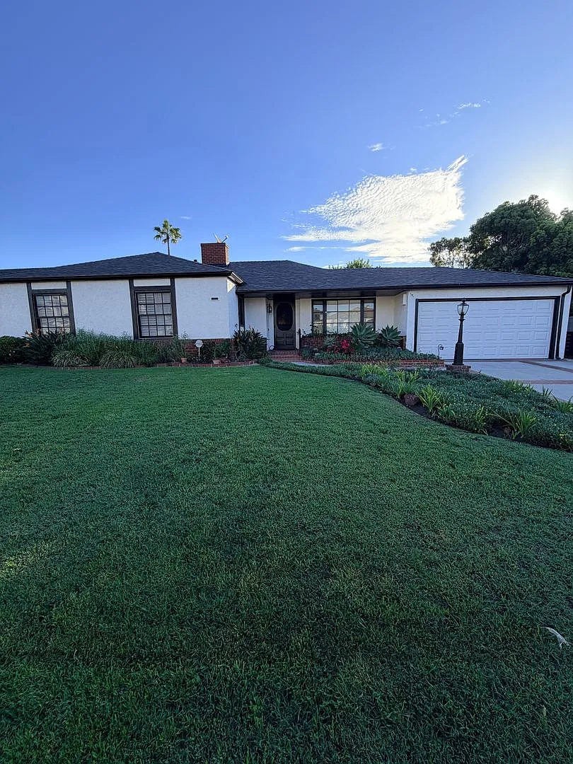 Large 3 Bedroom 2 Bathroom , 2 Car Garage Available Now — Photo 1