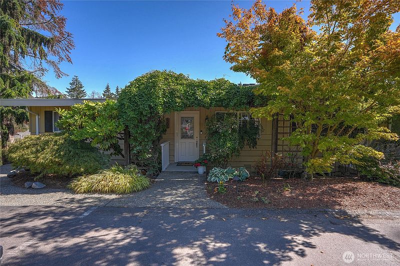 3rd image of 6205 Soundview Drive