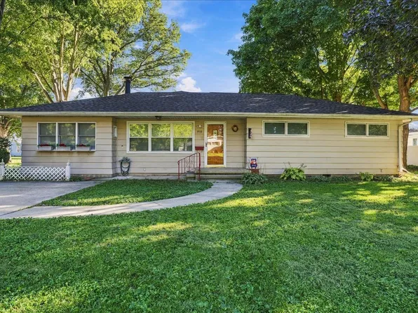 910 Warren St, Chenoa, IL 61726