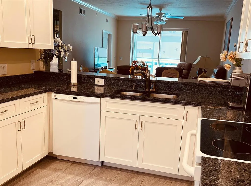 2 bed, 2.0 bath, 1333 sqft, $5,500 — Photo 2