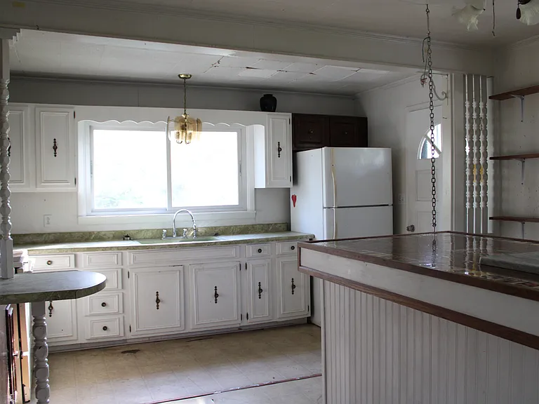 1005 Baxter St N — Photo 5