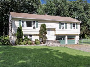 11 Garland Cir, Trumbull, CT 06611