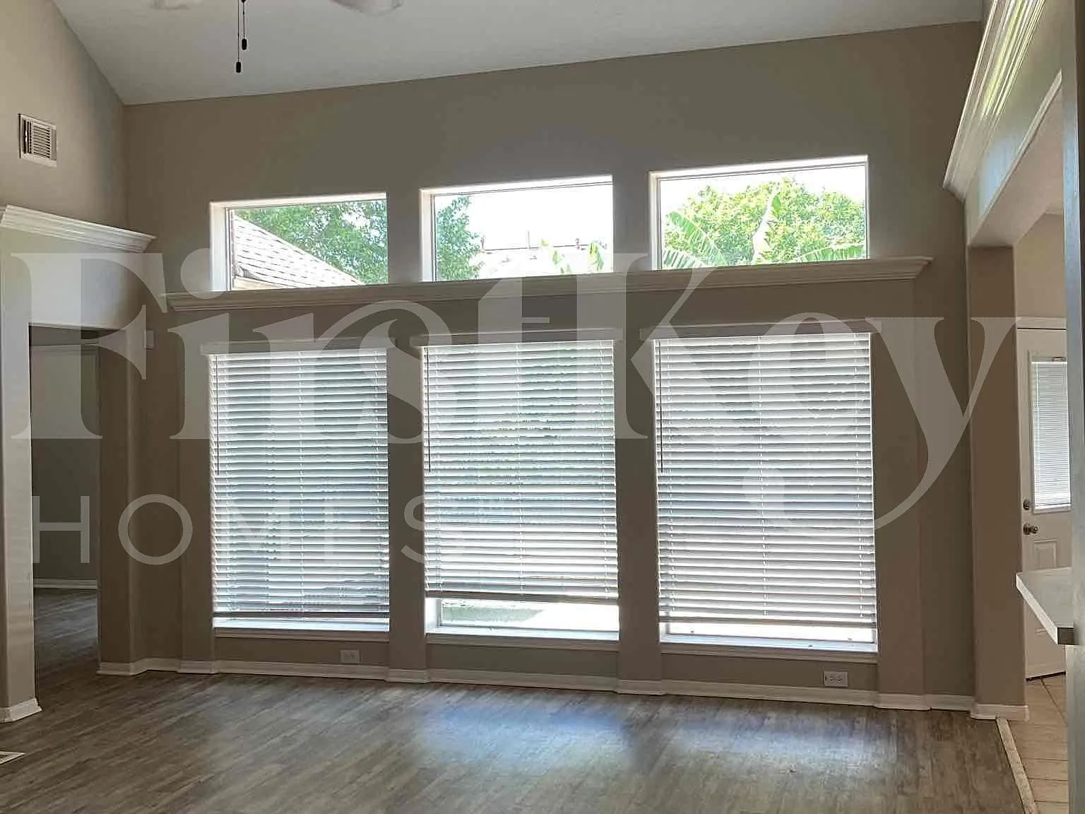 4 bed, 2.5 bath, 2516 sqft, $2,805 — Photo 3