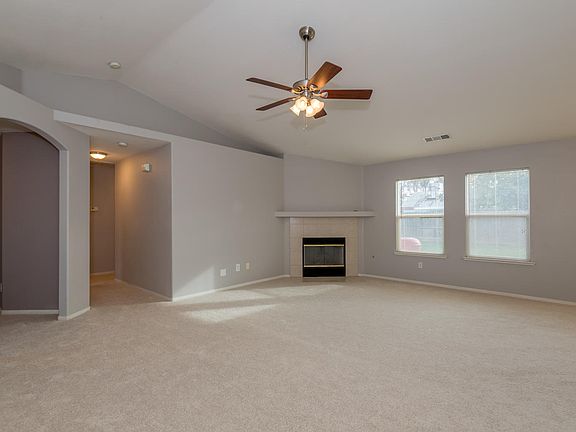 3rd image of 1047 Yosemite Dr