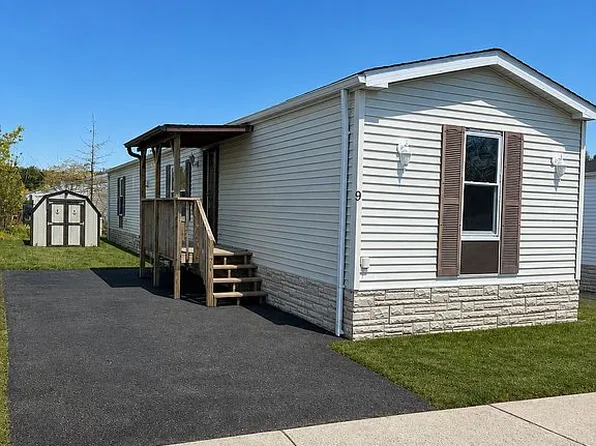 9 Secretariat St, Howell, NJ 07731