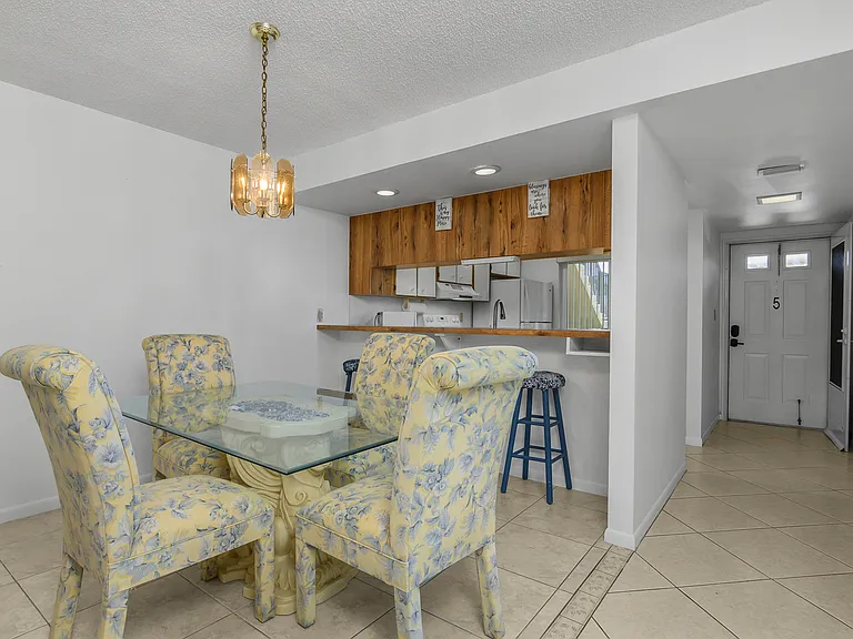 190 Palm Dr #5-1 — Photo 8
